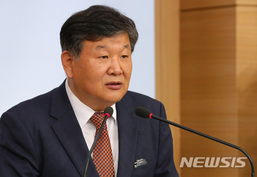 【서울=뉴시스】배훈식 기자 = 23일 오전 서울 종로구 정부서울청사 별관 브리핑실에서 노태강 문화체육관광부 2차관이 대한빙상경기연맹 특정감사 결과를 발표하고 있다. 2018.05.23. dahora83@newsis.com