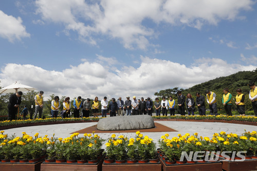 【김해=뉴시스】최동준 기자 = 노무현 전 대통령 서거 9주기인 23일 오전 경남 김해시 봉하마을을 찾은 시민들이 노 전 대통령 묘역에서 참배하고 있다. 2018.05.23. photocdj@newsis.com