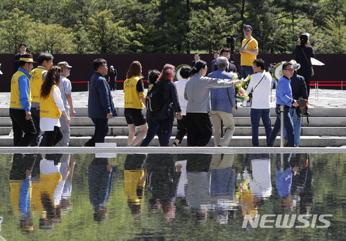 【김해=뉴시스】최동준 기자 = 노무현 전 대통령 서거 9주기인 23일 오전 경남 김해시 봉하마을을 찾은 시민들이 참배를 하기 위해 노 전 대통령 묘역으로 걸어가고 있다. 2018.05.23. photocdj@newsis.com