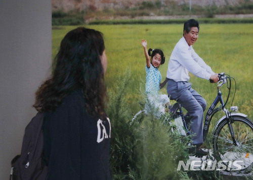 【김해=뉴시스】최동준 기자 = 노무현 전 대통령 서거 9주기인 23일 오전 경남 김해시 봉하마을 노 전 대통령 추모관을 찾은 시민이 사진을 바라보고 있다. 2018.05.23. photocdj@newsis.com