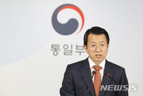 【서울=뉴시스】조성봉 기자 = 백태현 통일부 대변인이 23일 오전 서울 종로구 세종로 정부서울청사 브리핑룸에서 열린 정례브리핑에서 북 풍계리 핵실험장 폐기식과 관련한 취재진의 질문에 답변하고 있다. 2018.05.23. suncho21@newsis.com