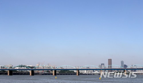 【서울=뉴시스】고범준 기자 = 비가 그친 23일 오전 서울 서초구 반포한강시민공원에서 바라본 서울 하늘이 맑게 보이고 있다. 오후부터는 황사가 유입되며 미세먼지 농도가 높게 치솟겠다. 2018.05.23. bjko@newsis.com