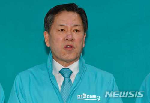 【광주=뉴시스】류형근 기자 = 6·13지방선거 바른미래당 주승용 의원이 23일 오전 광주 서구 광주시의회 3층 브리핑룸에서 열린 정책발표 기자회견에 참석해 인사말을 하고 있다. 2018.05.23. hgryu77@newsis.com