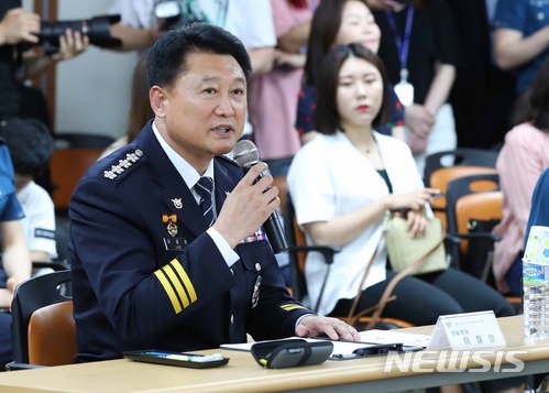 【서울=뉴시스】전신 기자 = 이철성 경찰청장이 23일 서울 서대문구 경찰청 대청마루에서 열린 MBC 에브리원 시골경찰 시즌3 출연진 명예경찰 위촉식에서 인사말 하고 있다. 2018.05.23.&nbsp; photo1006@newsis.com