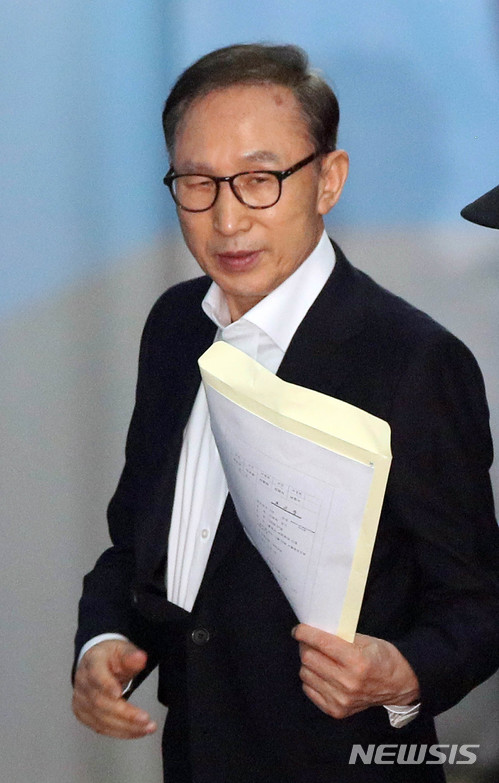 【서울=뉴시스】 추상철 기자 = '뇌물수수와 횡령' 혐의로 구속기소된 이명박 전 대통령이 23일 오후 서울 서초구 서울중앙지방법원에서 첫 공판에 출석하기 위해 호송차서 내려 법정으로 향하고 있다. 2018.05.23. photo@newsis.com