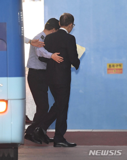 【서울=뉴시스】 추상철 기자 = '뇌물수수와 횡령' 혐의로 구속기소된 이명박 전 대통령이 23일 오후 서울 서초구 서울중앙지방법원에서 첫 공판에 출석하기 위해 호송차서 내려 법정으로 향하고 있다. 2018.05.23. photo@newsis.com