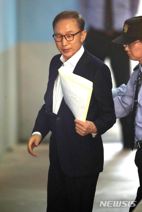 【서울=뉴시스】 추상철 기자 = '뇌물수수와 횡령' 혐의로 구속기소된 이명박 전 대통령이 23일 오후 서울 서초구 서울중앙지방법원에서 첫 공판에 출석하기 위해 호송차서 내려 법정으로 향하고 있다. 2018.05.23. photo@newsis.com