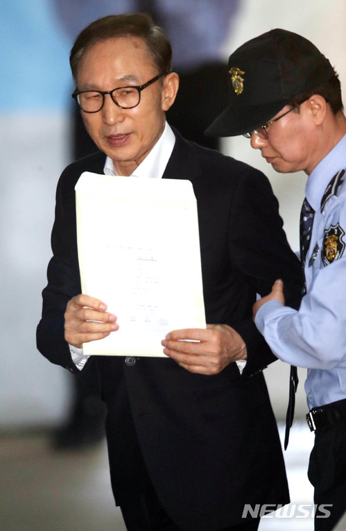 【서울=뉴시스】 추상철 기자 = '뇌물수수와 횡령' 혐의로 구속기소된 이명박 전 대통령이 23일 오후 서울 서초구 서울중앙지방법원에서 첫 공판에 출석하기 위해 호송차서 내려 법정으로 향하고 있다. 2018.05.23. photo@newsis.com