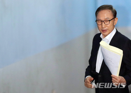 【서울=뉴시스】 추상철 기자 = '뇌물수수와 횡령' 혐의로 구속기소된 이명박 전 대통령이 23일 오후 서울 서초구 서울중앙지방법원에서 첫 공판에 출석하기 위해 호송차서 내려 법정으로 향하고 있다. 2018.05.23. photo@newsis.com