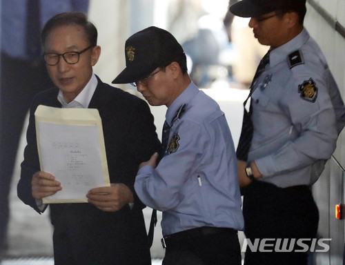 【서울=뉴시스】 추상철 기자 = '뇌물수수와 횡령' 혐의로 구속기소된 이명박 전 대통령이 23일 오후 서울 서초구 서울중앙지방법원에서 첫 공판에 출석하기 위해 호송차서 내려 법정으로 향하고 있다. 2018.05.23. photo@newsis.com