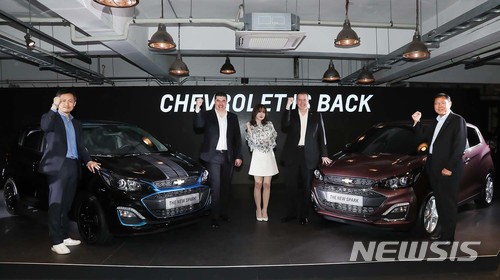 【서울=뉴시스】 23일 서울 성동구 성수동 퓨전 카페 어반소스에서 열린 '쉐보레 더 뉴 스파크 출시 행사'에서 한국지엠 디자인부문 이한승(왼쪽부터) 상무, 카허 카젬 사장, 더 뉴 스파크 광고모델 구혜선, 영업마케팅 서비스 부문