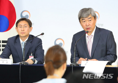 【서울=뉴시스】배훈식 기자 = 23일 오후 서울 종로구 정부서울청사 브리핑실에서 유창조 면세점 제도 개선 TF 위원장이 면세점 제도 개선 권고안을 발표하고 있다. 왼쪽은 정재호 위원. 2018.05.23. dahora83@newsis.com