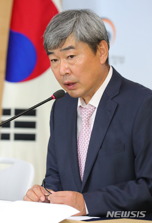 【서울=뉴시스】배훈식 기자 = 23일 오후 서울 종로구 정부서울청사 브리핑실에서 유창조 면세점 제도 개선 TF 위원장이 면세점 제도 개선 권고안을 발표하고 있다. 2018.05.23. dahora83@newsis.com