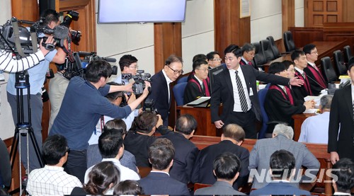 【서울=뉴시스】 사진공동취재단 = 이명박 전 대통령이 지난 5월23일 오후 서울중앙지법에서 열린 첫 공판에 출석할 당시 입정 모습을 취재진이 촬영하고 있다. 2018.05.23. photo@newsis.com