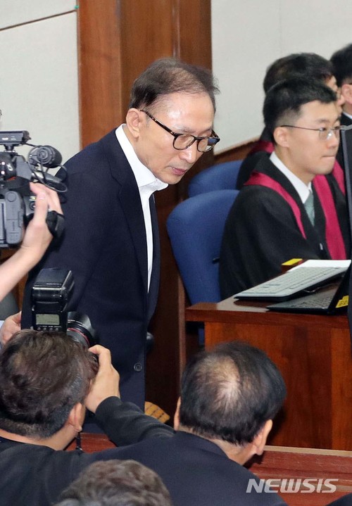【서울=뉴시스】 사진공동취재단 = 뇌물수수와 다스 횡령 등 혐의로 구속기소 된 이명박 전 대통령이 지난해 5월23일 오후 서울중앙지법에서 열린 첫 공판에 출석하고 있다. 2018.05.23. photo@newsis.com