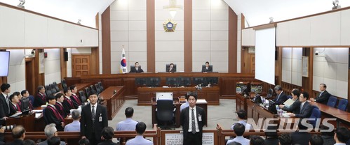 【서울=뉴시스】 사진공동취재단 =이명박 전 대통령이 지난 5월23일 오후 서울중앙지법에서 열린 첫 공판에 출석하고 있다. 2018.05.23. photo@newsis.com