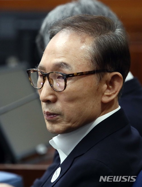 【서울=뉴시스】 사진공동취재단 = 110억원대 뇌물수수와 350억원대 다스 횡령 등 혐의로 구속기소 된 이명박 전 대통령이 지난 23일 오후 서울 서초구 서울중앙지법에서 열린 첫 공판에 출석해 피고인석에 앉아 있다. 2018.05.23. photo@newsis.com