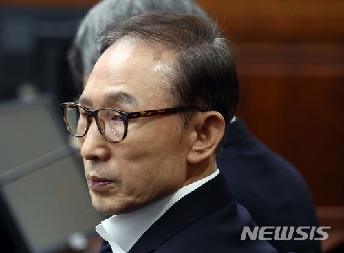 【서울=뉴시스】 사진공동취재단 = 이명박 전 대통령이 23일 오후 서울 서초구 서울중앙지법에서 열린 첫 공판에 출석해 피고인석에 앉아 있다. 2018.05.23. photo@newsis.com