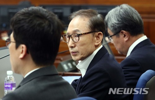 【서울=뉴시스】 사진공동취재단 = 110억원대 뇌물수수와 350억원대 다스 횡령 등 혐의로 구속기소 된 이명박 전 대통령이 23일 오후 서울 서초구 서울중앙지방법원에서 열린 첫 공판에 출석해 피고인석에 앉아 있다. 2018.05.23. photo@newsis.com