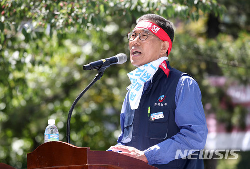 【서울=뉴시스】김선웅 기자 = 한국노동조합총연맹(한국노총) 조합원들이 23일 오후 서울 영등포구 여의도 산업은행 앞에서 주최한 최저임금 개악 반대 결의대회 김주영 한국노총 위원장이 발언하고 있다. 2018.05.23.  mangusta@newsis.com