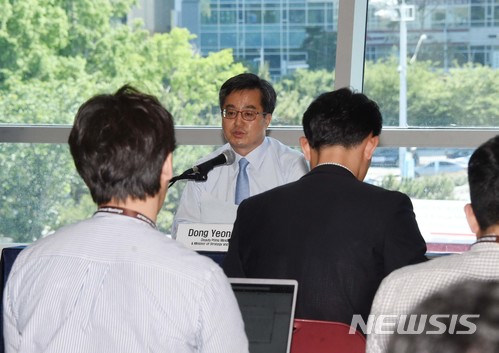 【서울=뉴시스】 제53차 아프리카개발은행(AfDB)연차총회 참석차 부산을 방문중인 김동연 부총리 겸 기획재정부 장관이 23일 벡스코에서 기자간담회를 갖고 기자질문에 답변하고 있다. 2018.05.23. (사진=기획재정부 제공) photo@newsis.com