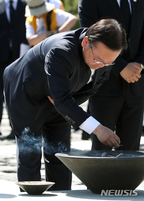 【김해=뉴시스】최동준 기자 = 23일 경남 김해시 봉하마을 대통령 묘역에서 엄수된 노무현 전 대통령 9주기 추도식에서 김부겸 행정안전부 장관이 참배하고 있다. 2018.05.23. photo@newsis.com