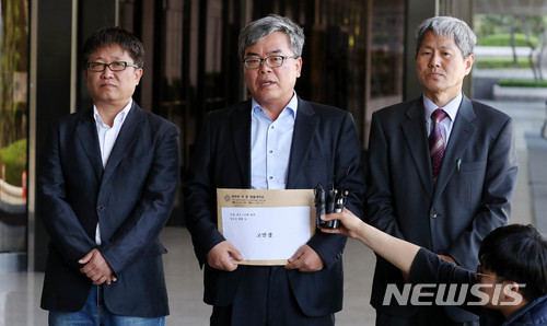 【서울=뉴시스】 추상철 기자 = 박훈 변호사를 비롯한 고발인들이 23일 오후 서울 서초구 서울중앙지방검찰청에서 대한불교조계종 총무원장 설정스님과 교육원장 현응 스님을 업무상 횡령 및 배임 혐의로 고발하기 위해 검찰로 들어서고 있다. 왼쪽부터 조재현 참여불교재가연대 조직위원장, 박훈 변호사, 신학림 전 조계종척폐청산시민연대 공동대표. 2018.05.23. scchoo@newsis.com