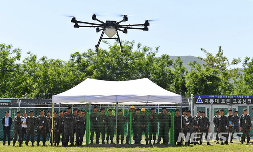 【서울=뉴시스】 23일 충남 계룡대에서 열린 드론교육센터 개원식에서 드론 실비행 시범이 펼쳐지고 있다. 2018.05.23. (사진=육군 제공) photo@newsis.com