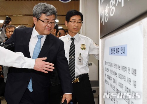 【서울=뉴시스】 추상철 기자 = 110억 원대의 뇌물수수와 350억 원대 다스 횡령 등 혐의로 구속 기소된 이명박 전 대통령의 첫 공판이 23일 오후 서울 서초구 서울중앙지방법원에서 열린 가운데 이 전 대통령의 변호인인 강훈 변호사가 법정으로 향하고 있다. 2018.05.23.&nbsp; photo@newsis.com