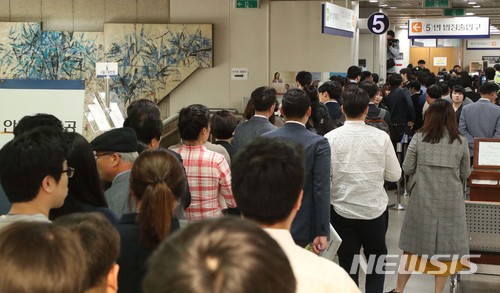 【서울=뉴시스】 추상철 기자 = 지난 23일 서울 서초구 서울중앙지법에서 열린 이명박 전 대통령 재판에 참석하기 위한 취재진과 방청객들이 입장을 기다리고 있다. 2018.05.23. photo@newsis.com