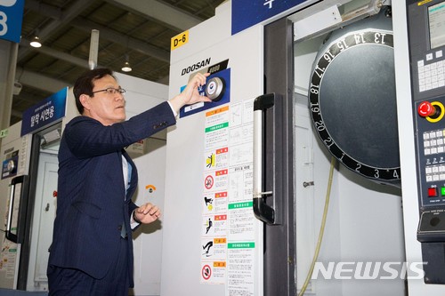 【서울=뉴시스】 최종구 금융위원장은 23일 경기도 시흥시 한국기계거래소를 방문해 동산담보 관리를 위해 사물인터넷(IoT) 센서를 담보물인 기계에 부착하는 시연을 하고 있다. 2018.05.23. (사진=금융위원회 제공)&nbsp; photo@newsis.com