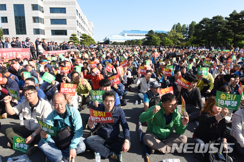 【울산=뉴시스】배병수 기자 = 23일 오후 현대자동차 노조가 울산시 북구 울산공장 본관 광장에서 올해 임금협상 승리를 위한 출정식에서 노조원들이 구호를 외치고 있다. 2018.05.23.&nbsp; bbs@newsis.com.