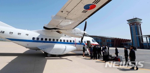 【원산(북한)=뉴시스】 사진공동취재단 = 풍계리 핵실험장 폐기 남측 공동취재단이 23일 정부 수송기편으로 북한 강원도 원산 갈마비행장에 도착해 비행기에서 내리고 있다. 2018.05.23. photo@newsis.com