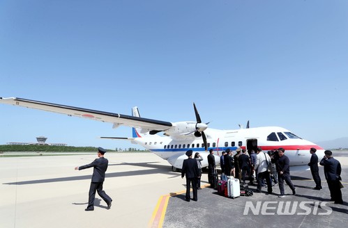 【원산(북한)=뉴시스】 사진공동취재단 = 풍계리 핵실험장 폐기 남측 공동취재단이 23일 오후 북한 강원도 원산 갈마비행장에 도착하고 있다. 2018.05.23.&nbsp; photo@newsis.com