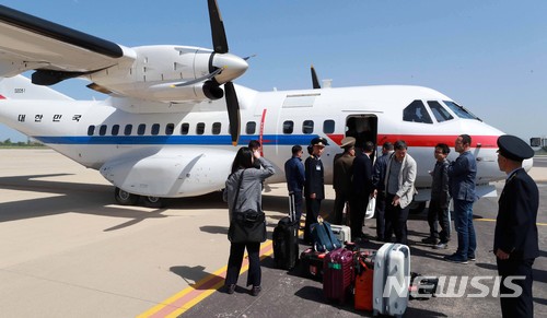 【원산(북한)=뉴시스】 사진공동취재단 = 풍계리 핵실험장 폐기 남측 공동취재단이 23일 정부 수송기편으로 북한 강원도 원산 갈마비행장에 도착해 비행기에서 내리고 있다. 2018.05.23. photo@newsis.com
