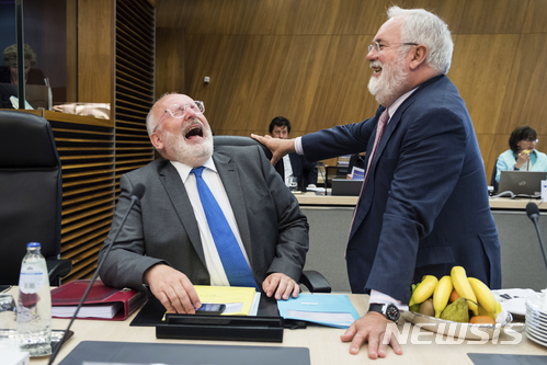 【브뤼셀=AP/뉴시스】 유럽연합(EU) 집행위원회의 수석부위원장인 프란스 티메르만스 커미셔너(왼쪽)가 본부 커미셔너 정기 회동 중 에너지 및 기후행동 분과위의 아리아스 카네테 분과위원장과 농담하며 크게 웃고 있다. EU 집행위에는 모두 28개 분과위가 각 커미셔너 밑에 소속되어 있다. 2018. 5. 23.