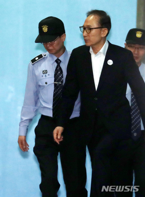【서울=뉴시스】박주성 기자 = 이명박 전 대통령이 23일 오후 서울 서초구 서울중앙지방법원에서 열린 첫 공판을 마친 후 호송차로 이동하고 있다. 2018.05.23.&nbsp; park7691@newsis.com