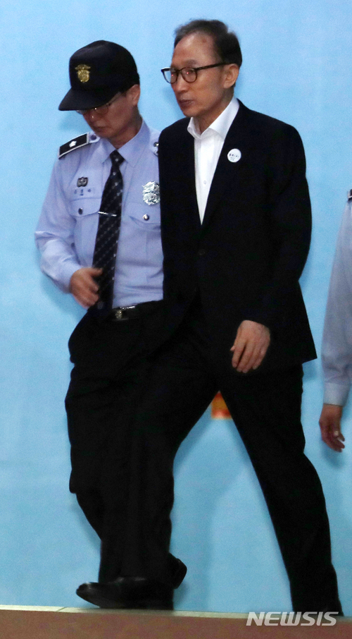 【서울=뉴시스】박주성 기자 = 이명박 전 대통령이 23일 오후 서울 서초구 서울중앙지방법원에서 열린 첫 공판을 마친 후 호송차로 이동하고 있다. 2018.05.23. park7691@newsis.com
