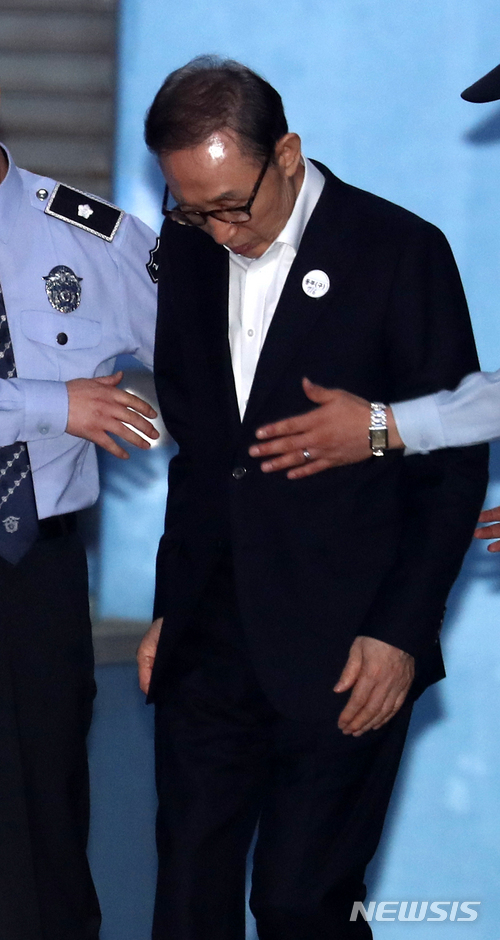 【서울=뉴시스】박주성 기자 = 이명박 전 대통령이 23일 오후 서울 서초구 서울중앙지방법원에서 열린 첫 공판을 마친 후 호송차로 이동하고 있다. 2018.05.23. park7691@newsis.com