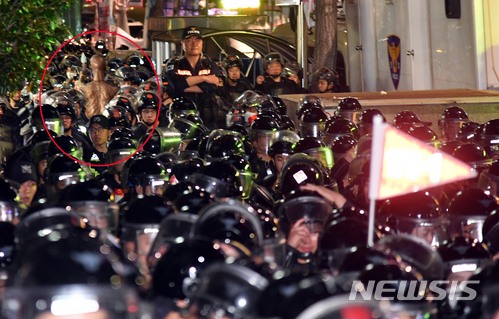 【부산=뉴시스】 하경민 기자 = 23일 오후 부산 동구 일본총영사관 인근 인도 한복판에 놓여진 강제징용 노동자상을 적폐청산·사회대개혁 부산운동본부 강제징용 노동자상 건립특별위원회가 이동시키려하자 경찰이 노동자상을 에워싸고 있다. 2018.05.23.&nbsp; yulnetphoto@newsis.com