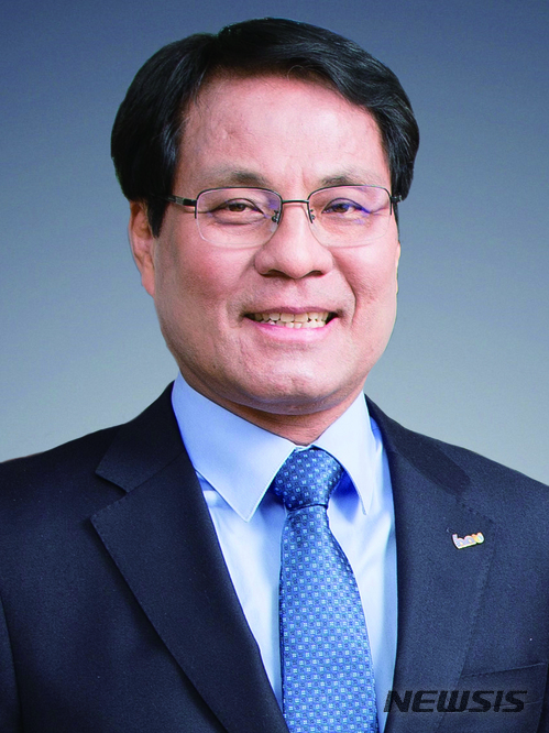 【대전=뉴시스】유순상 기자 = 한남대는 이덕훈 총장이 23일 서울 중구 코리아나호텔에서 열린 '제21기 통일교육위원협의회 중앙협의회 부의장에 선출됐다고 24일 밝혔다.이 총장은 통일교육대전협의회장도 맡고 있고 이 협의회는 통일부 통일교육원 산하 기관으로 전국 17개 시·도와 미국, 일본 등의 협의회로 구성돼 있다. 2018.05.24.(사진=한남대 제공) ssyoo@newsis.com