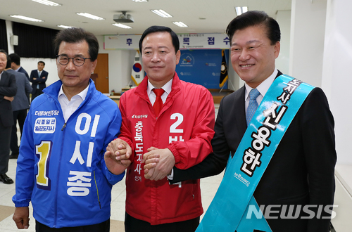 【청주=뉴시스】인진연 기자 = 6·13 지방선거 후보등록이 시작된 24일 오전 충북도지사 선거에 출마하는 박경국, 이시종, 신용한 후보가 충북도선거관리위원회에서 후보등록을 마친 뒤 기념 촬영을 하고 있다. 후보등록을 마친 후보들은 이달 31일부터 본격 선거전에 들어간다. 공식 선거운동은 31일부터 6월 12일 자정까지다. 2018.05.24. inphoto@newsis.com