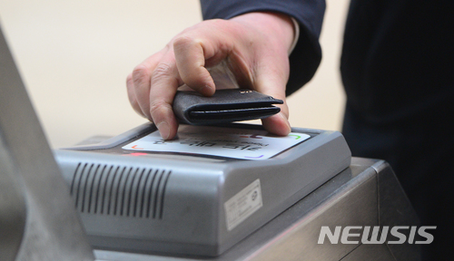 【서울=뉴시스】한 시민이 서울 송파구 석촌역 지하철 게이트에 요금을 지불하는 모습이다. (사진=뉴시스 DB)