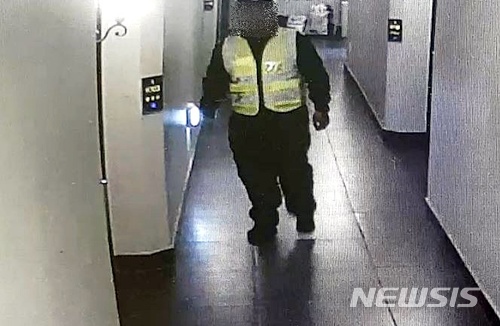 【제주=뉴시스】우장호 기자 = 제주 서부경찰서는 중국 공안복장과 유사한 유니폼을 입고 제주시내 호텔서 강도를 계획한 중국인 우모(24)씨를 붙잡아 조사하고 있다. 2018.05.24. (사진=제주 서부경찰서 제공) woo1223@newsis.com