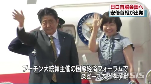 【서울=뉴시스】아베 신조(安倍晋三) 일본 총리와 아키에(昭恵)여사가 24일 출국하기 위해 도쿄(東京) 하네다(羽田)공항에서 정부 전용기에 탑승하기에 앞서 손을 흔들며 인사하고 있다. 아베 총리는 오는 26일 모스크바에서 블라디미르 푸틴 러시아 대통령과 정상회담을 한다. (사진출처: NHK 캡처) 2018.05.24.