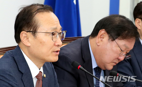 【서울=뉴시스】이종철 기자 = 24일 서울 여의도 국회에서 열린 더불어민주당 정책조정회의에서 홍영표 원내대표가 모두발언을 하고 있다. 2018.05.24. jc4321@newsis.com
