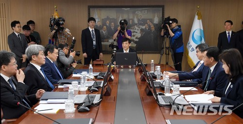 【서울=뉴시스】박진희 기자 = 이주열 한국은행 총재가 24일 오전 서울 중구 한국은행에서 열린 금융통화위원회 회의를 주재하고 있다. 2018.05.24.photo@newsis.com