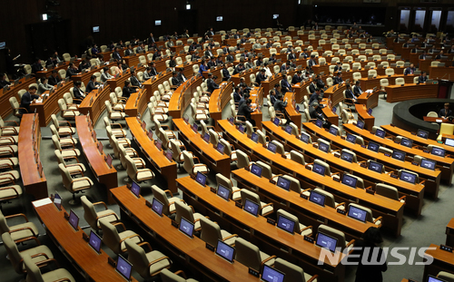 【서울=뉴시스】고승민 기자 = 24일 오전 서울 여의도 국회에서 열린 제360국회(임시회) 제4차 본회의에 참석한 이낙연 국무총리가 대한민국 헌법 개정안 관련 발언을 하고 있다. 더불어민주당 의석을 제외한 야당 의석이 텅 비어 있다. 개헌안은 의결정족수 192명이 되지 않아 투표가 성립되지 않을 것으로 예상된다. 2018.05.24. kkssmm99@newsis.com