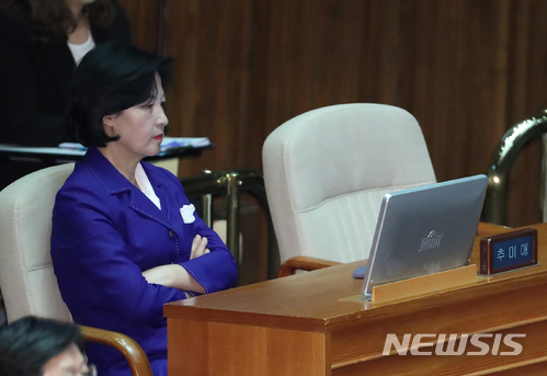 【서울=뉴시스】고승민 기자 = 24일 오전 서울 여의도 국회에서 열린 제360국회(임시회) 제4차 본회의에 참석한 더불어민주당 추미애 대표가 심각한 표정을 짓고 있다.이날 본회의 상정된 문재인 대통령의 개헌안은 야당 불참으로 의결정족수 192명이 되지 않아 투표가 성립되지 않을 것으로 예상된다. 2018.05.24. kkssmm99@newsis.com