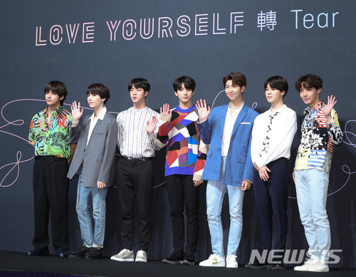 【서울=뉴시스】조수정 기자 = '2018 빌보드 뮤직 어워드'에서 톱 소셜 아티스트상을 수상한 그룹 방탄소년단이 24일 오전 서울 소공동 롯데호텔에서 열린 정규 3집 앨범 '러브 유어셀프 전 티어(LOVE YOURSELF 轉 'Tear')' 발매 기자간담회에서 포즈를 취하고 있다. 왼쪽부터 뷔, 슈가, 진, 정국, RM, 지민, 제이홉. 러브 유어셀프 시리즈는 '나 자신을 사랑하는 것이 진정한 사랑의 시작'이라는 메시지를 담고 있다. 2018.05.24.&nbsp; chocrystal@newsis.com